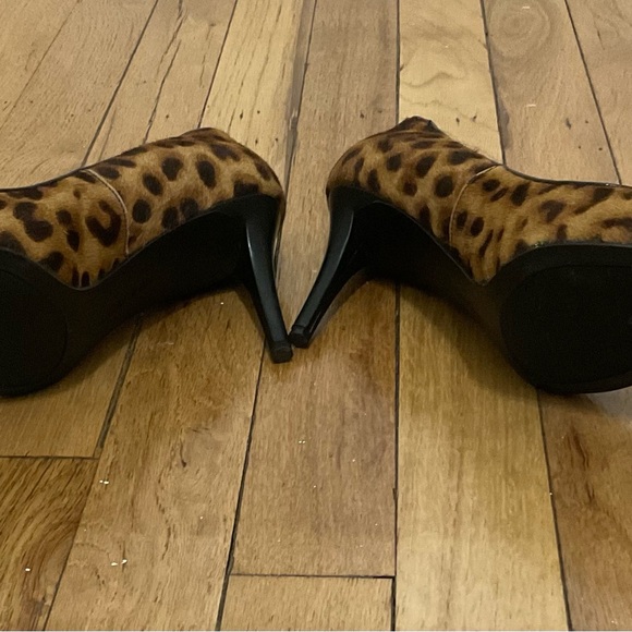 Nine West Pano pony-haired/patent leather leopard print heels. Size 7 - Picture 3 of 3